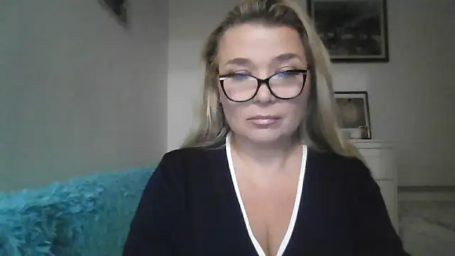 Snapshot of Myrienna chatting on 10-02-25, 08:38 Myrienna online show from 10-02-25, 08:38