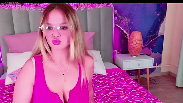 KellyHayden online show from 10-21-25, 03:24