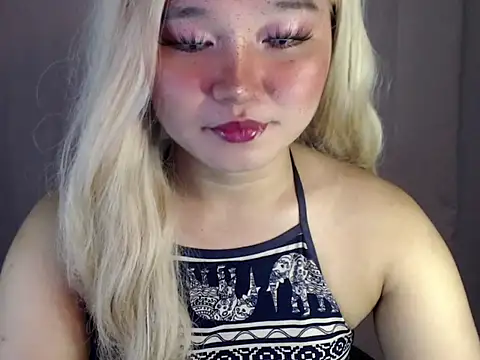 Snapshot of Eyes-on-me chatting on 10-21-25, 05:57 Eyes-on-me online show from 10-21-25, 05:57