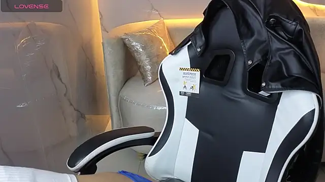 Skyler Gracee Tx online show from 10-14-25, 01:01