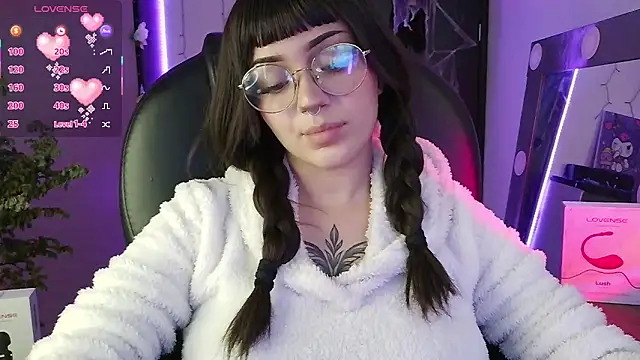 Snapshot of LesRose chatting on 10-21-25, 05:35 LesRose online show from 10-21-25, 05:35