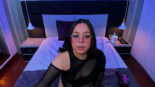 Snapshot of annytovar chatting on 10-11-25, 08:40 annytovar online show from 10-11-25, 08:40