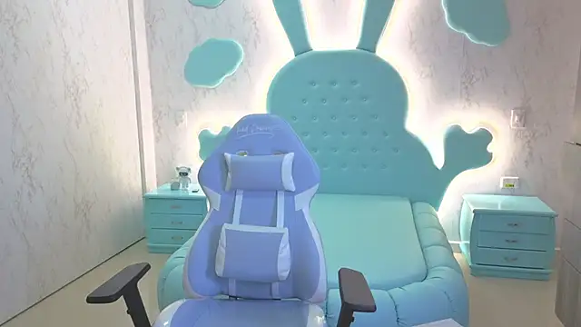 Mia Cuttee online show from 10-12-25, 03:27