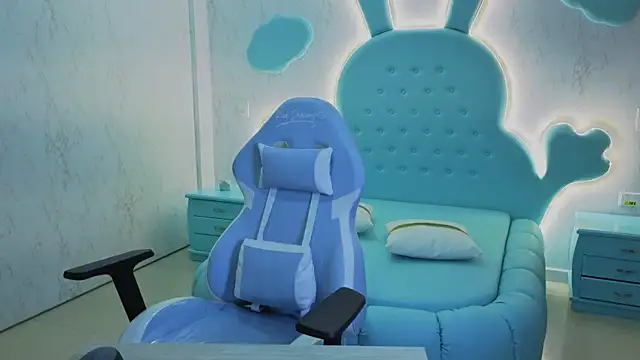 Mia Cuttee online show from 10-20-25, 03:29