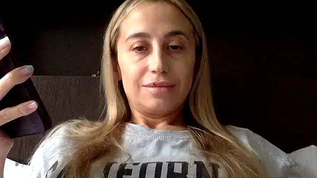 Snapshot of Jeyvaris chatting on 09-29-25, 01:49 Jeyvaris online show from 09-29-25, 01:49