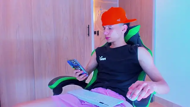 Snapshot of Skinny_batman chatting on 10-08-25, 11:35 Skinny batman online show from 10-08-25, 11:35