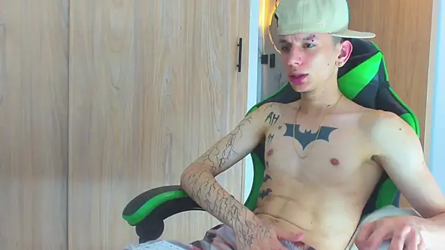 Snapshot of Skinny_batman chatting on 10-15-25, 07:19 Skinny batman online show from 10-15-25, 07:19