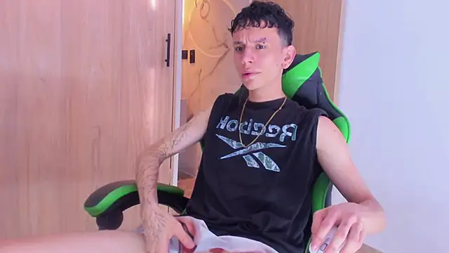 Snapshot of Skinny_batman chatting on 10-16-25, 12:06 Skinny batman online show from 10-16-25, 12:06