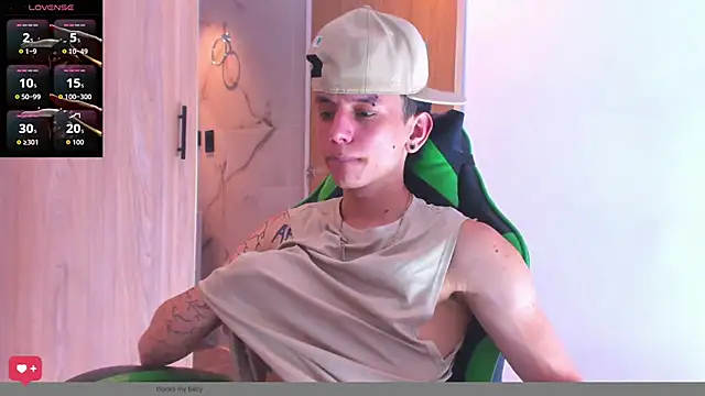 Snapshot of Skinny_batman chatting on 10-26-25, 06:47 Skinny batman online show from 10-26-25, 06:47