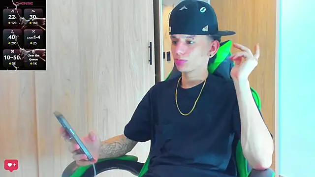 Snapshot of Skinny_batman chatting on 10-29-25, 03:20 Skinny batman online show from 10-29-25, 03:20