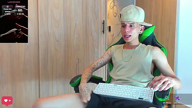 Snapshot of Skinny_batman chatting on 10-30-25, 06:26 Skinny batman online show from 10-30-25, 06:26