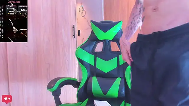 Snapshot of Skinny_batman chatting on 10-31-25, 04:24 Skinny batman online show from 10-31-25, 04:24