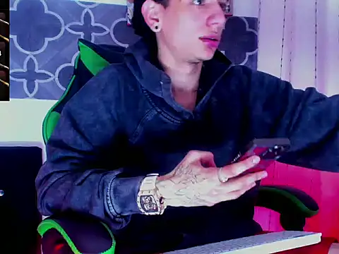 Snapshot of Skinny_batman chatting on 12-03-25, 10:30 Skinny batman online show from 12-03-25, 10:30