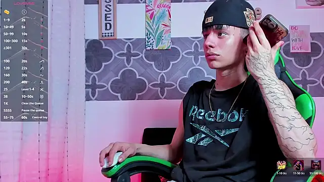 Snapshot of Skinny_batman chatting on 12-20-25, 11:12 Skinny batman online show from 12-20-25, 11:12