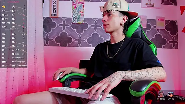 Snapshot of Skinny_batman chatting on 12-22-25, 08:17 Skinny batman online show from 12-22-25, 08:17