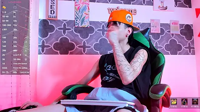 Snapshot of Skinny_batman chatting on 01-08-26, 07:16 Skinny batman online show from 01-08-26, 07:16