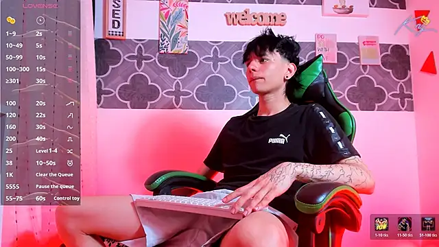 Snapshot of Skinny_batman chatting on 01-18-26, 10:46 Skinny batman online show from 01-18-26, 10:46