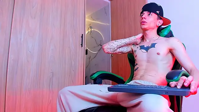 Snapshot of Skinny_batman chatting on 03-05-26, 01:51 Skinny batman online show from 03-05-26, 01:51