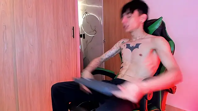 Snapshot of Skinny_batman chatting on 03-07-26, 04:20 Skinny batman online show from 03-07-26, 04:20