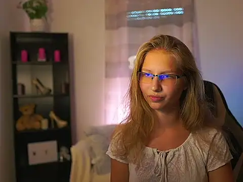 Snapshot of emmie_murray chatting on 09-26-25, 01:04 emmie murray online show from 09-26-25, 01:04