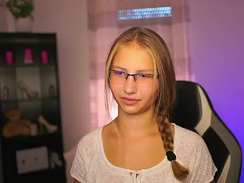 Snapshot of emmie_murray chatting on 09-28-25, 12:54 emmie murray online show from 09-28-25, 12:54