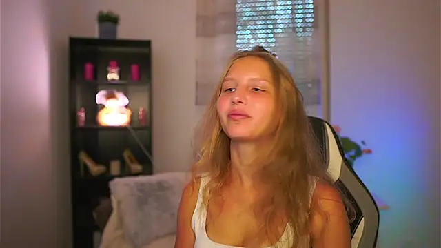 Snapshot of emmie_murray chatting on 10-09-25, 01:09 emmie murray online show from 10-09-25, 01:09