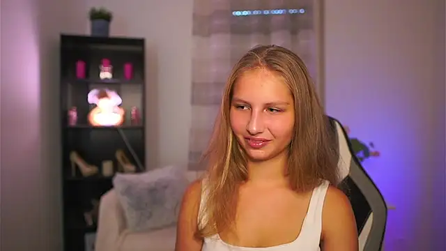 Snapshot of emmie_murray chatting on 10-17-25, 01:03 emmie murray online show from 10-17-25, 01:03