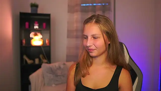 Snapshot of emmie_murray chatting on 10-19-25, 01:12 emmie murray online show from 10-19-25, 01:12