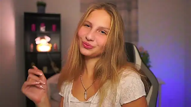 Snapshot of emmie_murray chatting on 11-13-25, 03:22 emmie murray online show from 11-13-25, 03:22