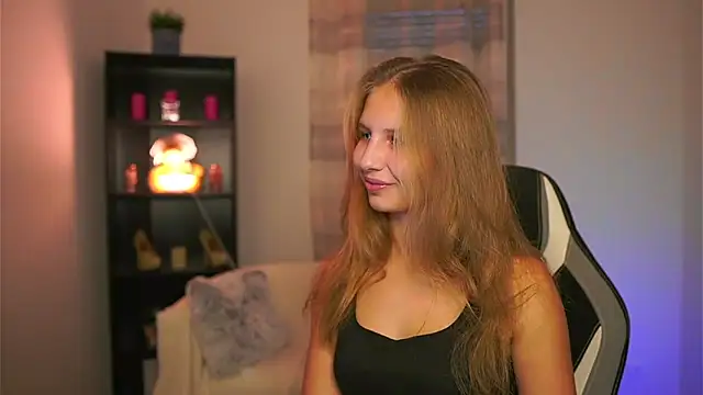 Snapshot of emmie_murray chatting on 12-04-25, 02:04 emmie murray online show from 12-04-25, 02:04