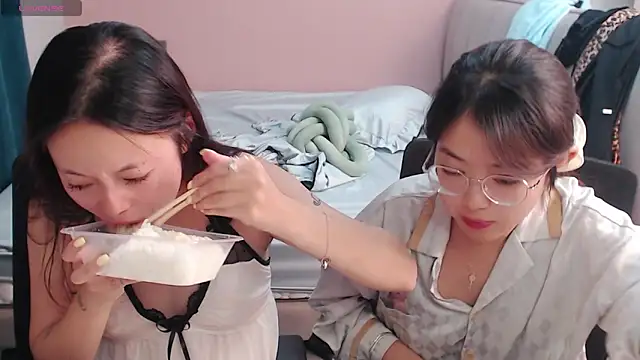 Snapshot of redrose520 chatting on 10-10-25, 12:04 redrose520 online show from 10-10-25, 12:04