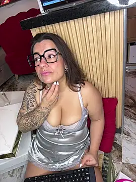 Snapshot of liz_and_thiago chatting on 12-05-25, 11:52 liz and thiago online show from 12-05-25, 11:52