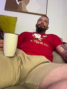 Snapshot of liz_and_thiago chatting on 12-19-25, 12:23 liz and thiago online show from 12-19-25, 12:23