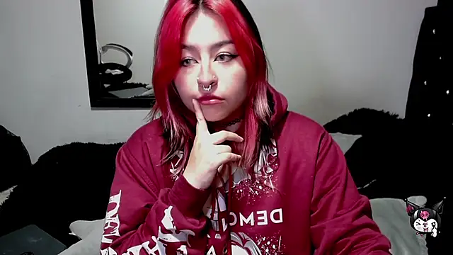 Snapshot of Iluromi chatting on 10-14-25, 02:18 Iluromi online show from 10-14-25, 02:18