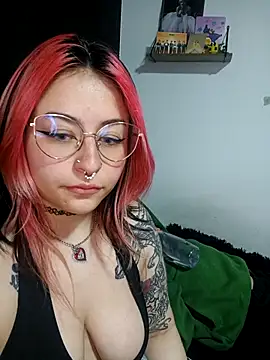 Snapshot of Iluromi chatting on 10-25-25, 04:09 Iluromi online show from 10-25-25, 04:09