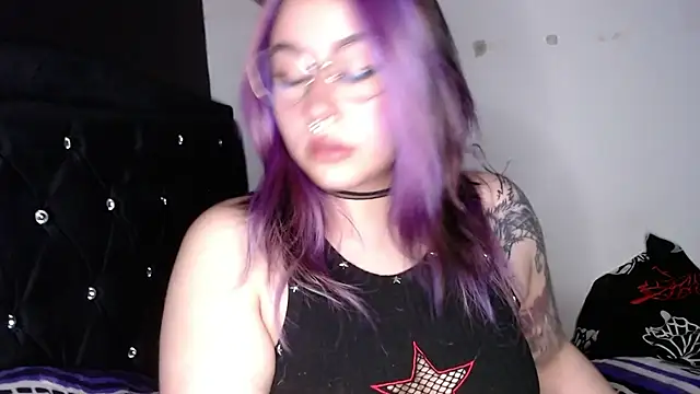 Snapshot of Iluromi chatting on 11-17-25, 02:17 Iluromi online show from 11-17-25, 02:17