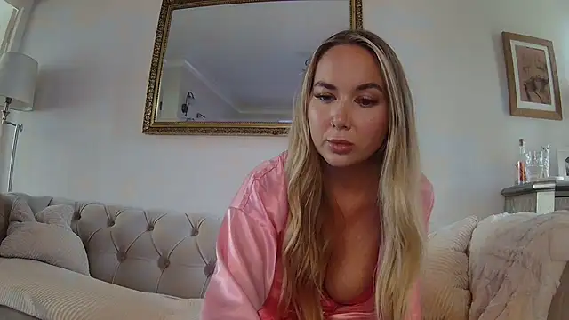 Snapshot of BarbieDolly_x chatting on 10-01-25, 01:50 BarbieDolly x online show from 10-01-25, 01:50