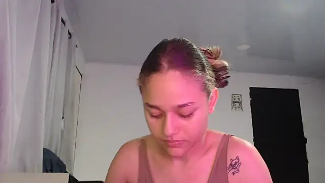 Snapshot of LittleCheerry69 chatting on 02-26-26, 04:28 LittleCheerry69 online show from 02-26-26, 04:28