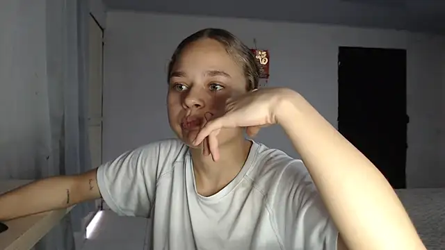 Snapshot of LittleCheerry69 chatting on 03-27-26, 04:07 LittleCheerry69 online show from 03-27-26, 04:07