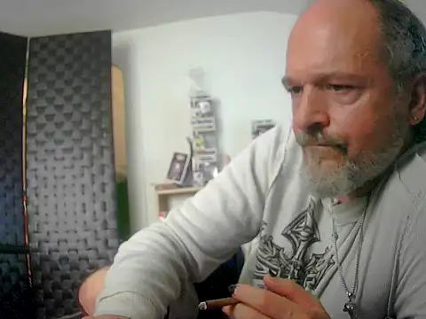 Snapshot of HippieDad333 chatting on 09-23-25, 07:17 HippieDad333 online show from 09-23-25, 07:17