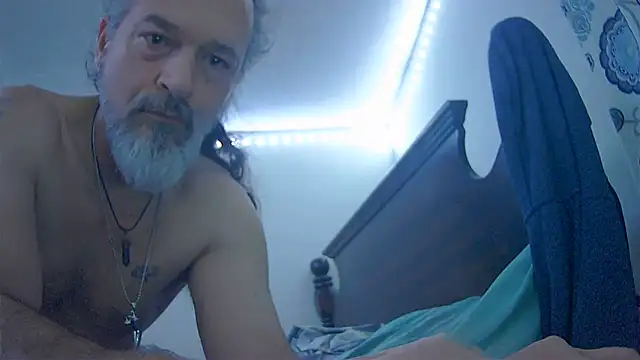 Snapshot of HippieDad333 chatting on 12-18-25, 05:24 HippieDad333 online show from 12-18-25, 05:24