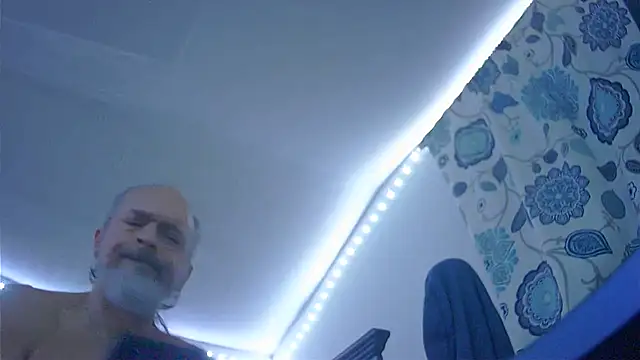 Snapshot of HippieDad333 chatting on 12-19-25, 11:12 HippieDad333 online show from 12-19-25, 11:12