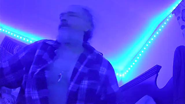 Snapshot of HippieDad333 chatting on 12-21-25, 01:35 HippieDad333 online show from 12-21-25, 01:35