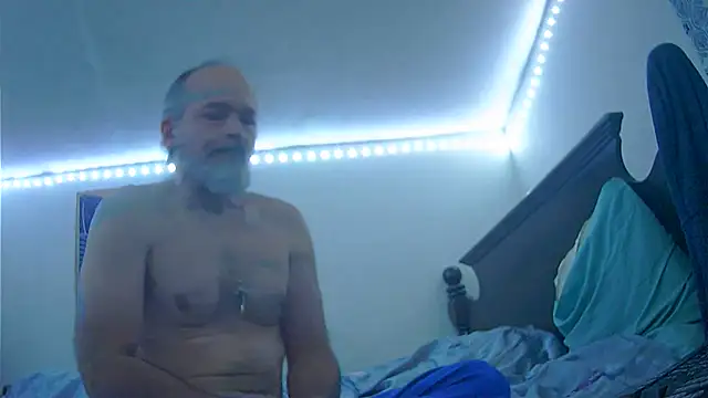 Snapshot of HippieDad333 chatting on 12-21-25, 10:28 HippieDad333 online show from 12-21-25, 10:28