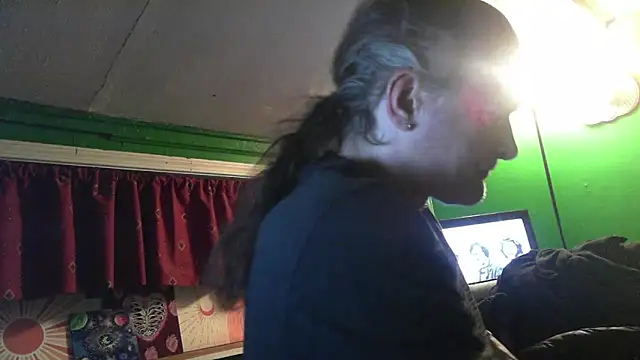 Snapshot of HippieDad333 chatting on 02-02-26, 12:09 HippieDad333 online show from 02-02-26, 12:09