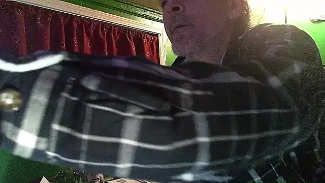 Snapshot of HippieDad333 chatting on 02-09-26, 05:22 HippieDad333 online show from 02-09-26, 05:22