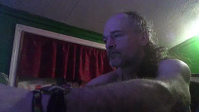 Snapshot of HippieDad333 chatting on 02-17-26, 02:41 HippieDad333 online show from 02-17-26, 02:41