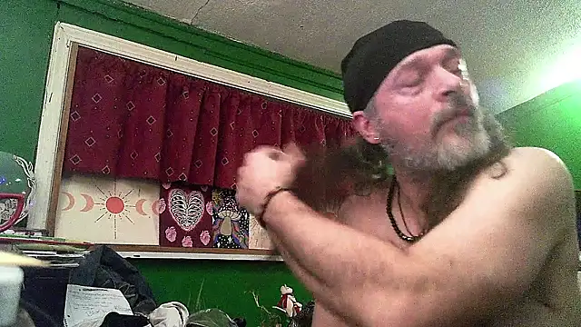 Snapshot of HippieDad333 chatting on 03-23-26, 03:43 HippieDad333 online show from 03-23-26, 03:43