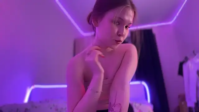 Snapshot of CandysRose chatting on 10-28-25, 06:43 CandysRose online show from 10-28-25, 06:43