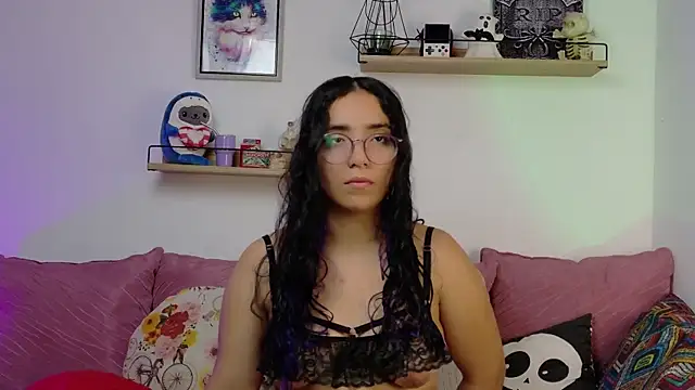 Snapshot of LucyDerby chatting on 11-19-25, 02:00 LucyDerby online show from 11-19-25, 02:00